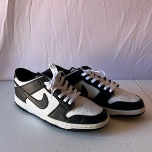 Nike Men's Black and White Low-Top Sneakers